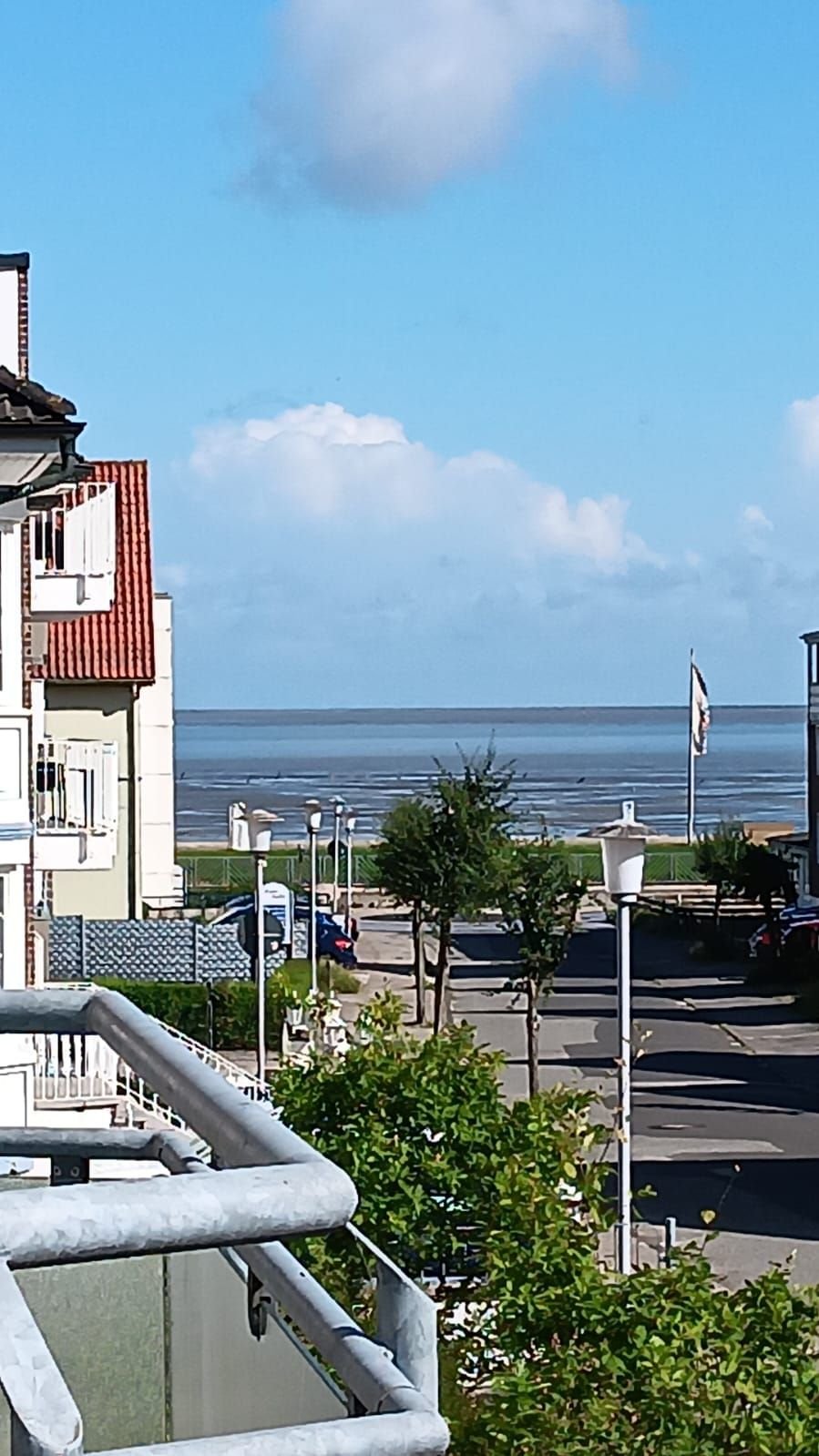 Blick vom Balkon über die Promenade auf das Watt