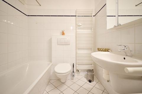 Bad mit Badewanne