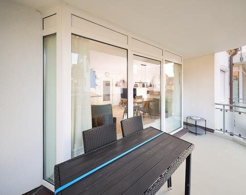Balkon mit Tisch und Stühlen