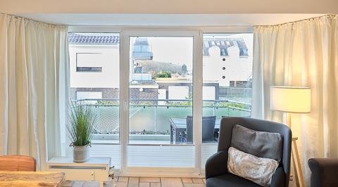 Fensterfront mit Balkontür